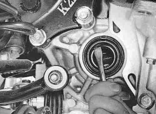 Kia Spectra : Замена сальников приводов коробки передач У нас есть все фото и схемы необходимые для ремонта Полный мануал по ремонту и обслуживанию авто