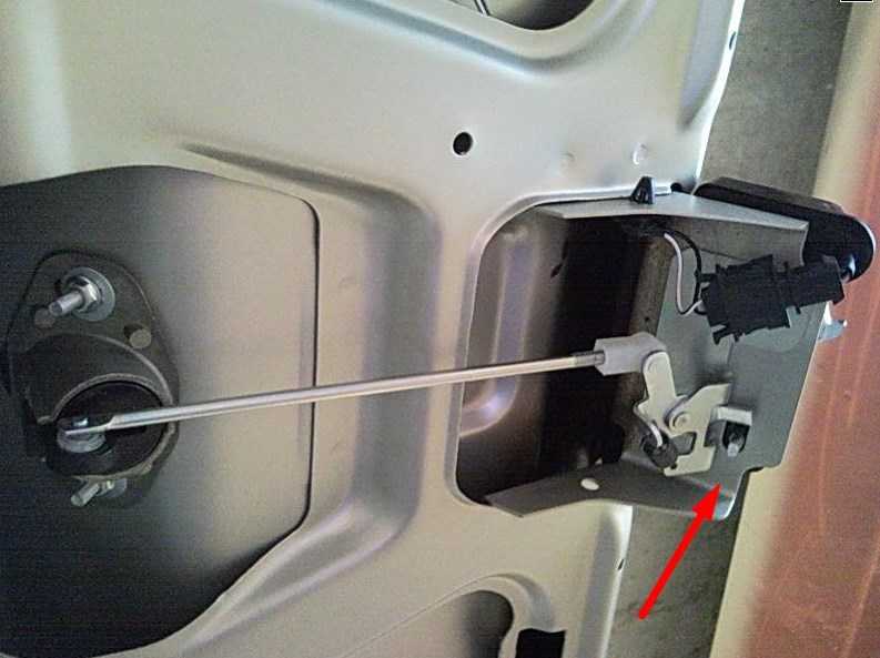 Как открыть багажник изнутри или без ключа, если он не открывается с кнопки или пульта