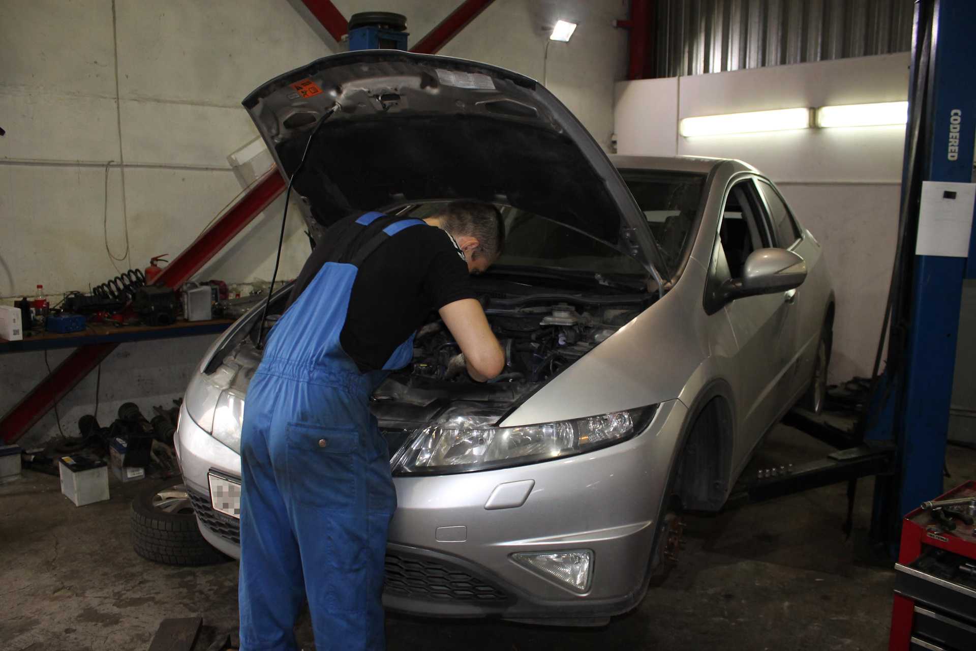 Замена колеса с помощью домкрата | ремонт и эксплуатация хонда сивик ферио