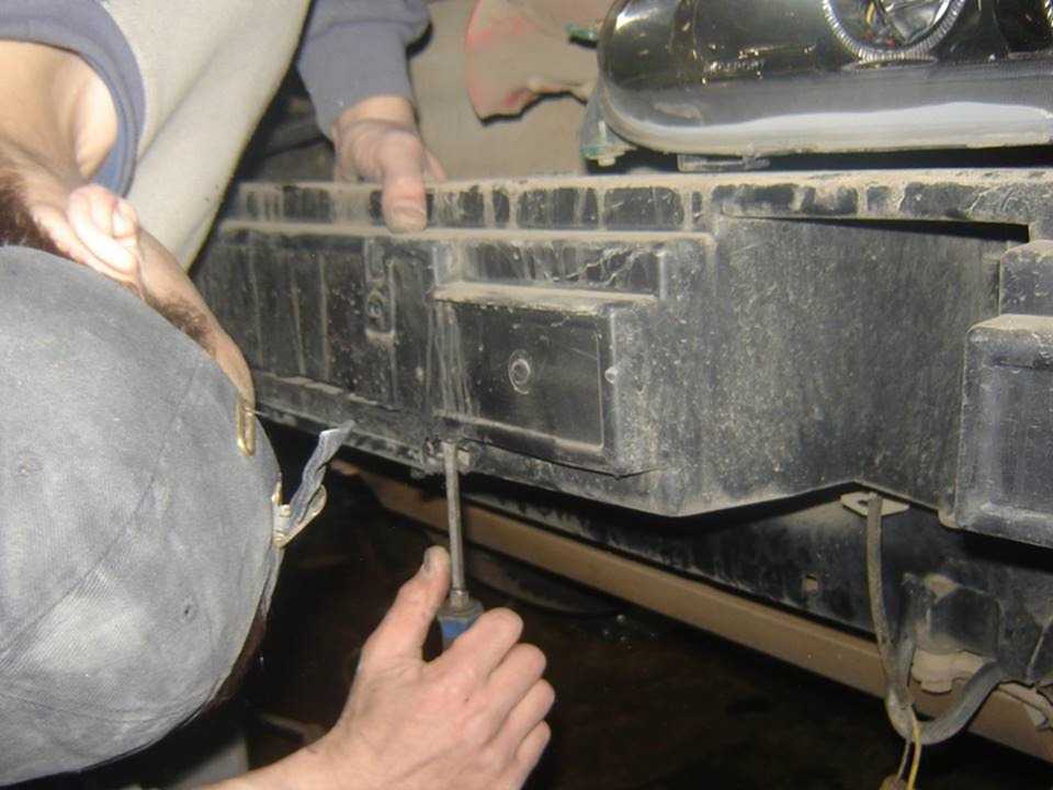 Поэтапный демонтаж бампера автомобиля