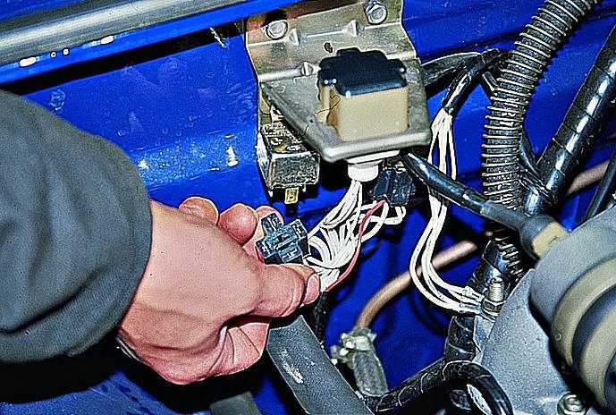 ГАЗ Волга 31105 : Реле топливного насоса У нас есть все фото и схемы необходимые для ремонта Полный мануал по ремонту и обслуживанию авто