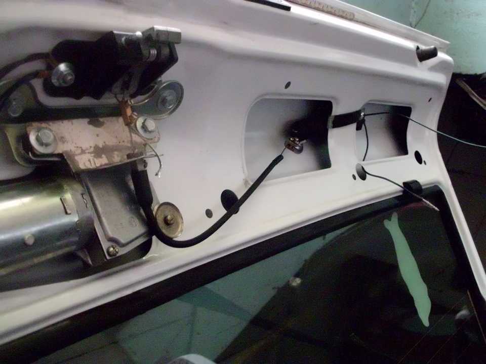 Как открыть багажник ford fusion изнутри?