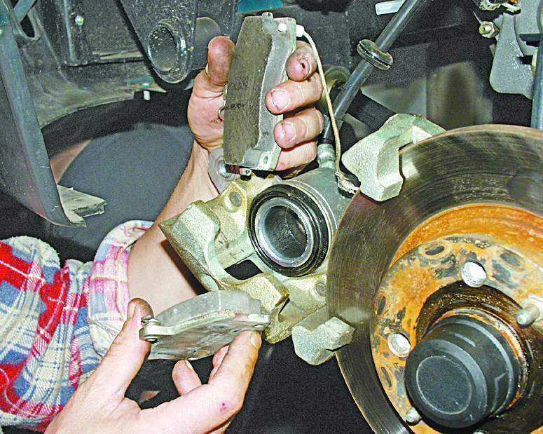 ГАЗ Волга 31105 : Замена тормозных колодок заднего тормозного механизма У нас есть все фото и схемы необходимые для ремонта Полный мануал по ремонту и обслуживанию авто