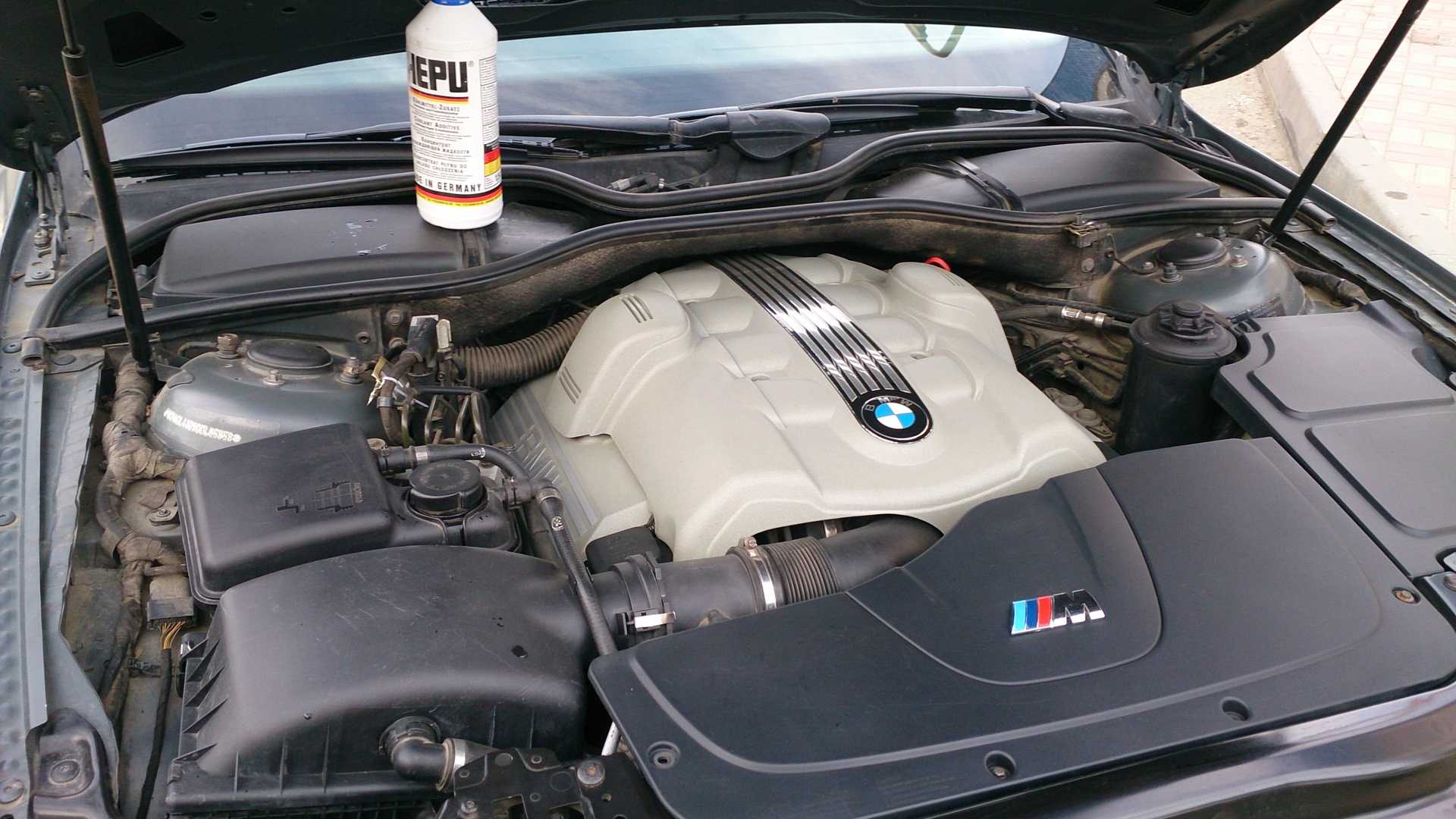 Бмв х3 жидкости. Тормозная жидкость BMW f30 оригинал. Мотор БМВ е65 3.6. Бачок охлаждающей жидкости BMW 630i. Охлаждающая жидкость BMW 730i.