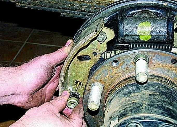 Как заменить тормозной барабан и колодки задних колес газель