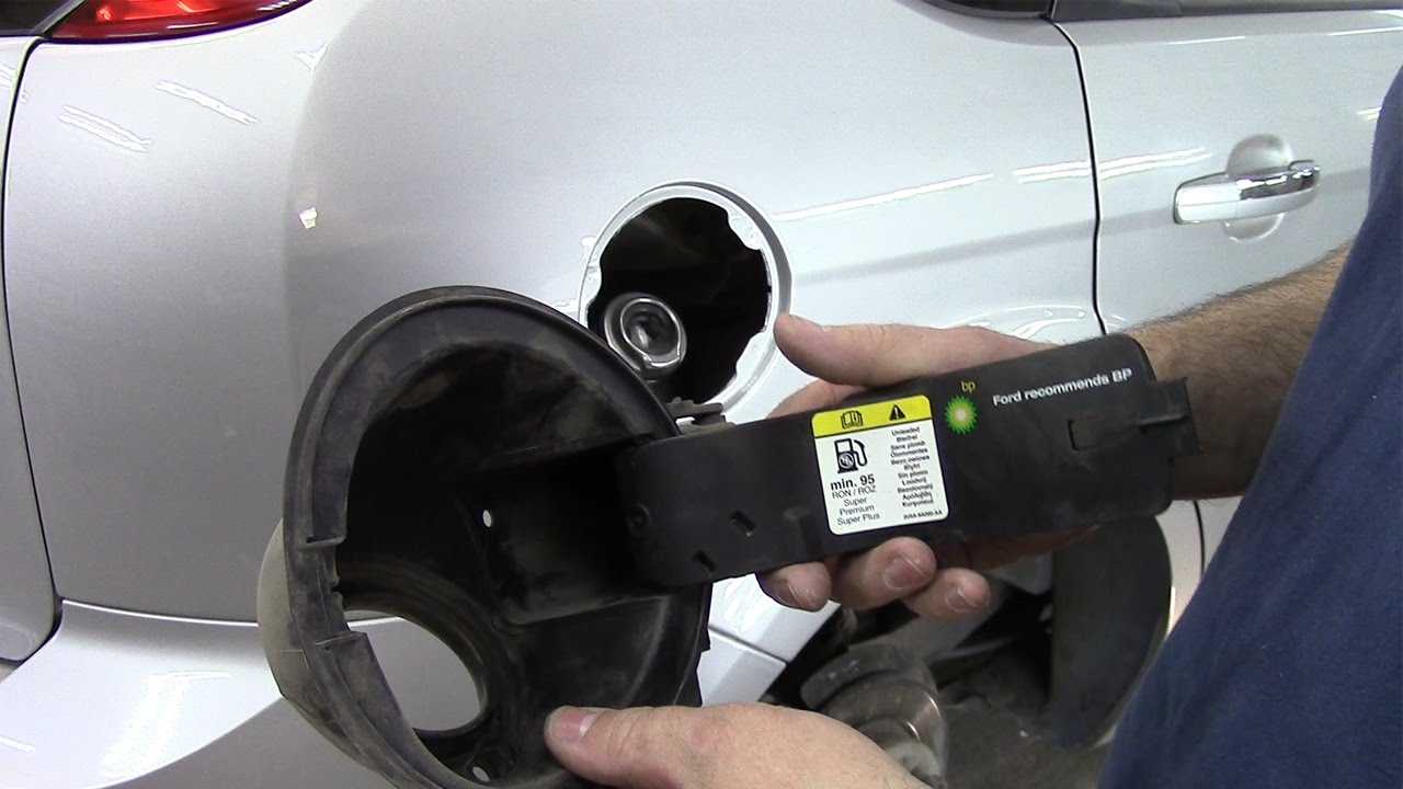 Ford Fusion : Снятие и установка крышки люка наливной трубы топливного бака У нас есть все фото и схемы необходимые для ремонта Полный мануал по ремонту и обслуживанию авто