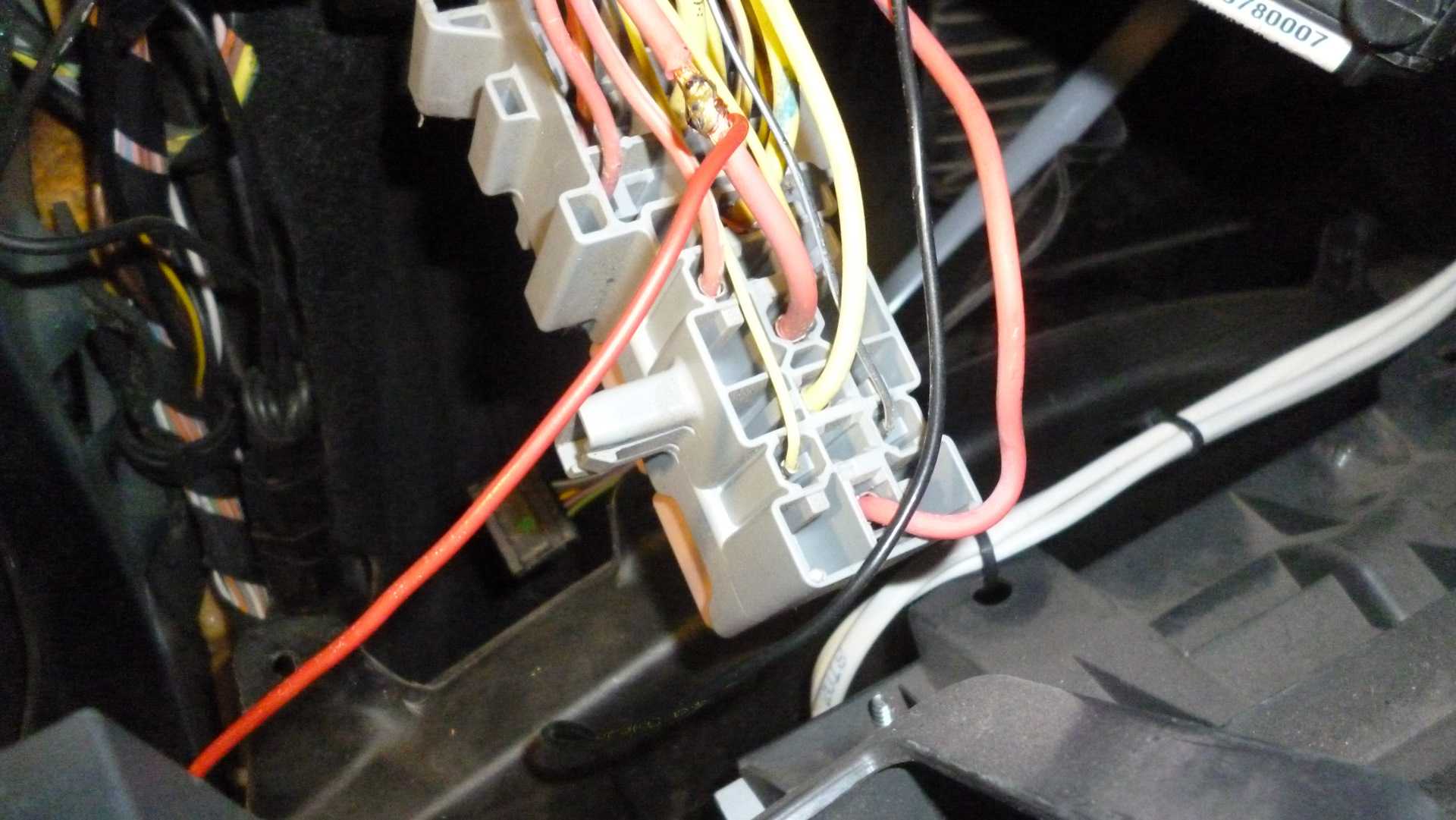 Установка сигнализации на Renault Megane II. 1k79x Меган 2 точки подключения. Где провод can шина на автосигнализации Рено Дастер 2012.