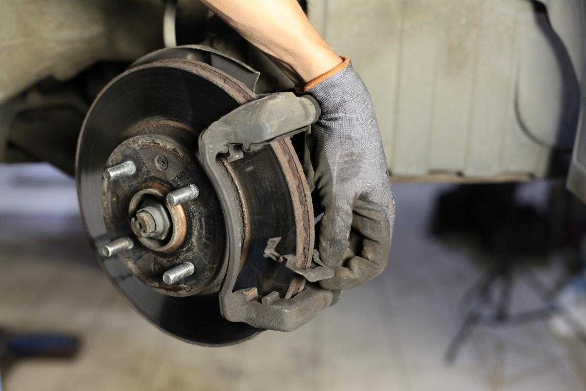 Ford Fusion : Замена тормозных колодок тормозного механизма заднего колеса У нас есть все фото и схемы необходимые для ремонта Полный мануал по ремонту и обслуживанию авто