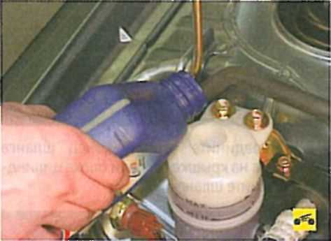 Проверка уровня и доливка тормозной жидкости в бачок гидроприводов тормозной системы и выключения сцепления ford focus 2 2005-2008