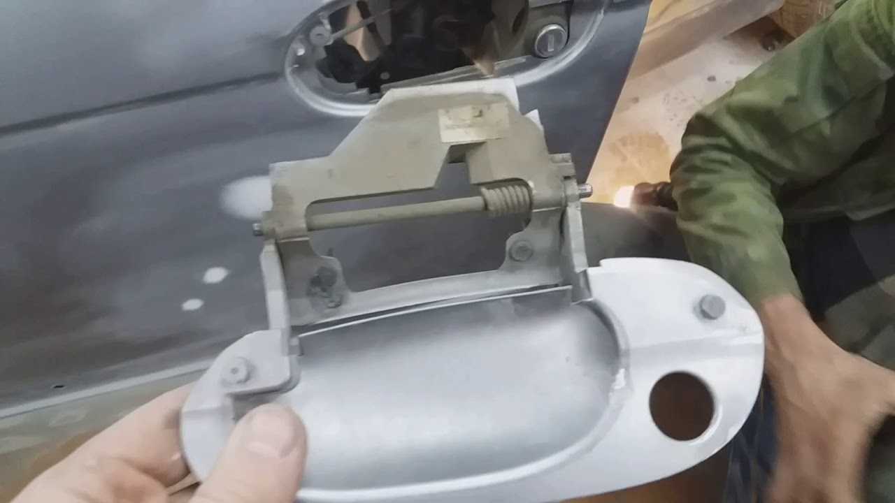 БМВ 5 : Снятие и установка наружной ручки двери BMW 5 E39 У нас есть все фото и схемы необходимые для ремонта Полный мануал по ремонту и обслуживанию авто