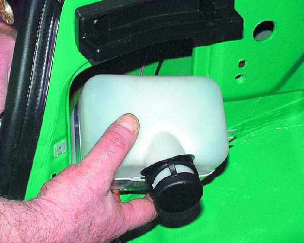 1.4.2. ford focus ii. проверка уровня жидкости в омывателе и замена щёток очистителей ветрового стекла и багажного отделения — «важно всем» - автотранспортный портал