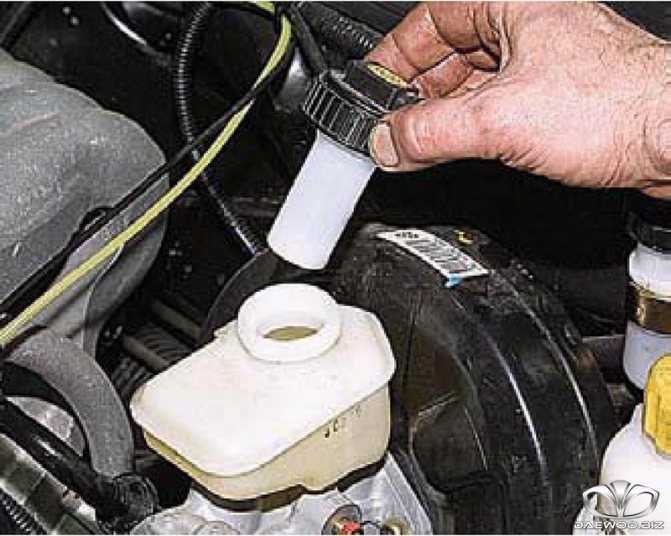 Замена тормозной жидкости в автомобиле с абс