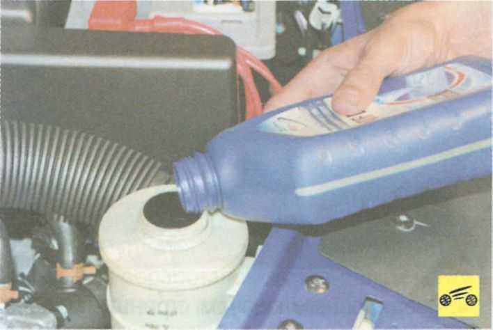 Форд фокус 2, проверка уровня и доливка жидкости в бачок омывателей