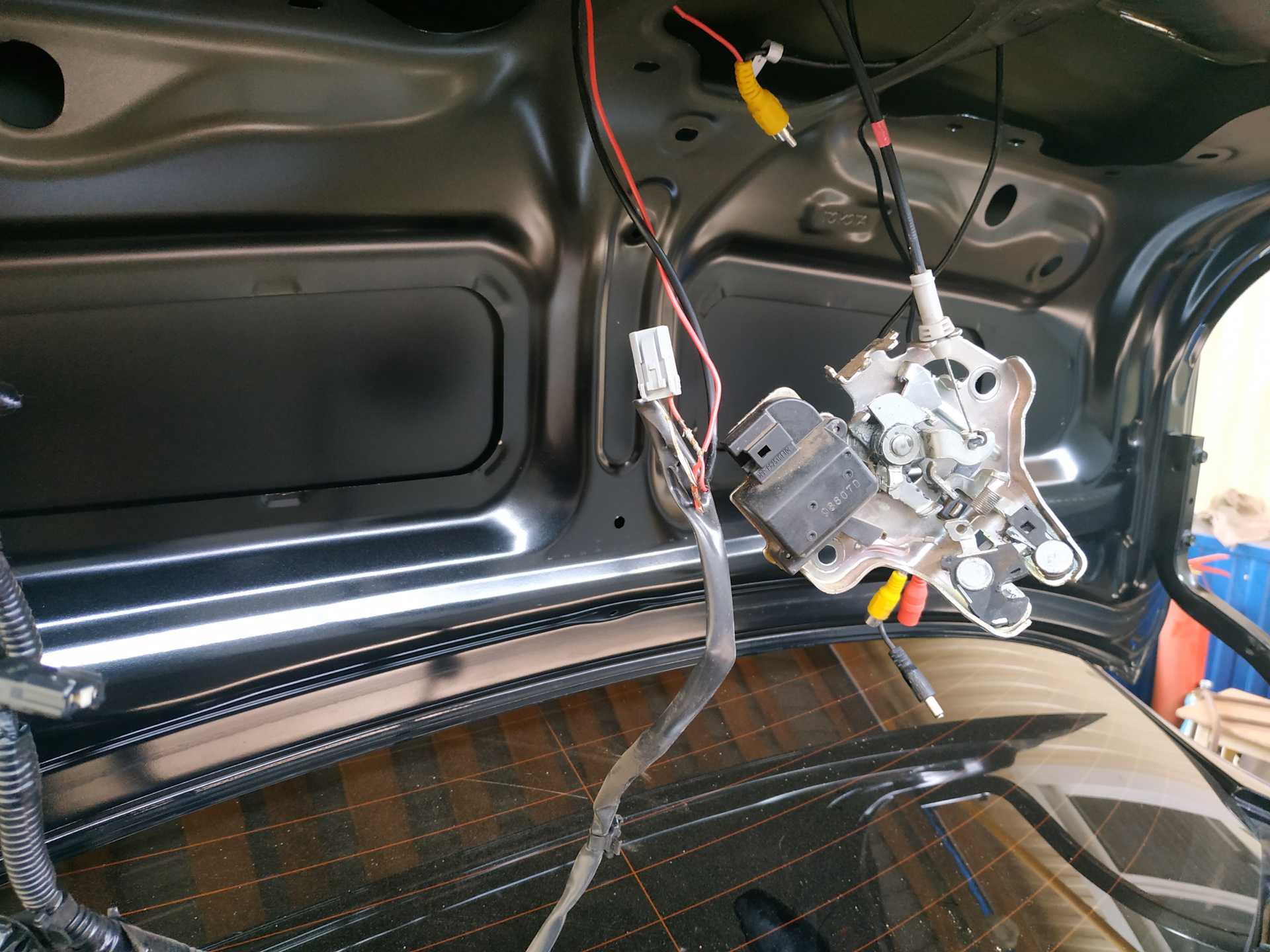 Ford Fusion : Замена выключателя электропривода замка багажника У нас есть все фото и схемы необходимые для ремонта Полный мануал по ремонту и обслуживанию авто