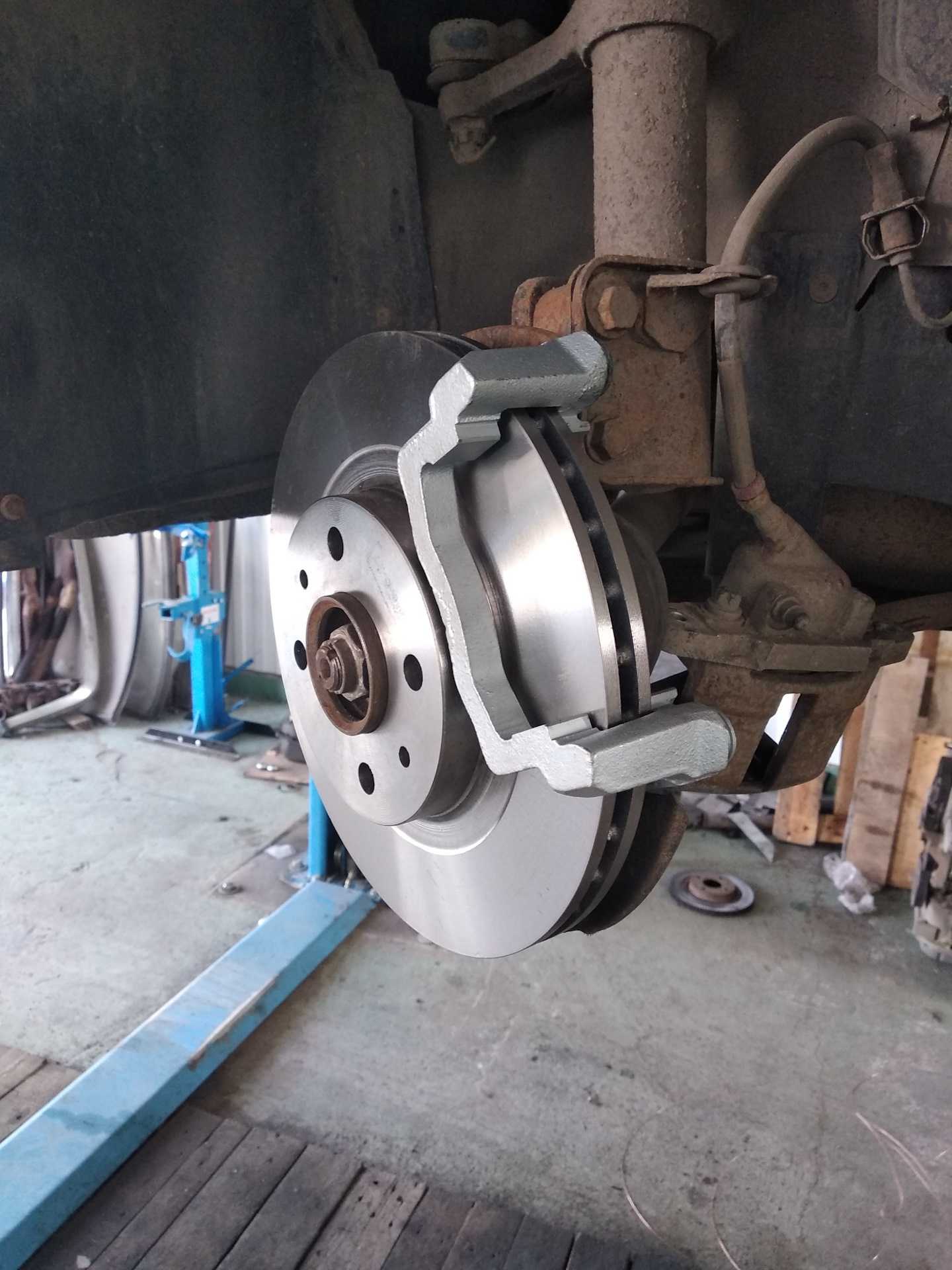Замена тормозных колодок тормозного механизма переднего колеса ваз 2170 приора