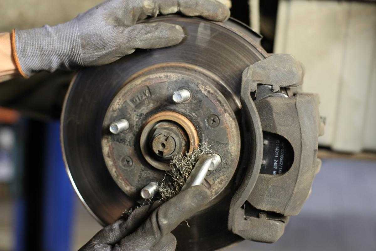 Почему греются тормозные диски — причины перегрева передних, задних тормозов, с одной стороны, после замены колодок