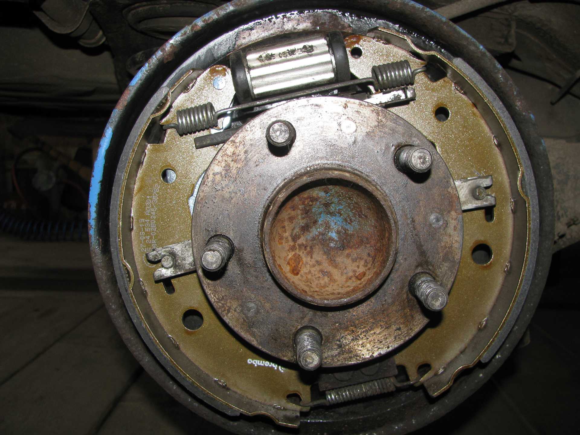 Ford Focus 2 : Проверка степени износа тормозных колодок, дисков и барабанов У нас есть все фото и схемы необходимые для ремонта Полный мануал по ремонту и обслуживанию авто