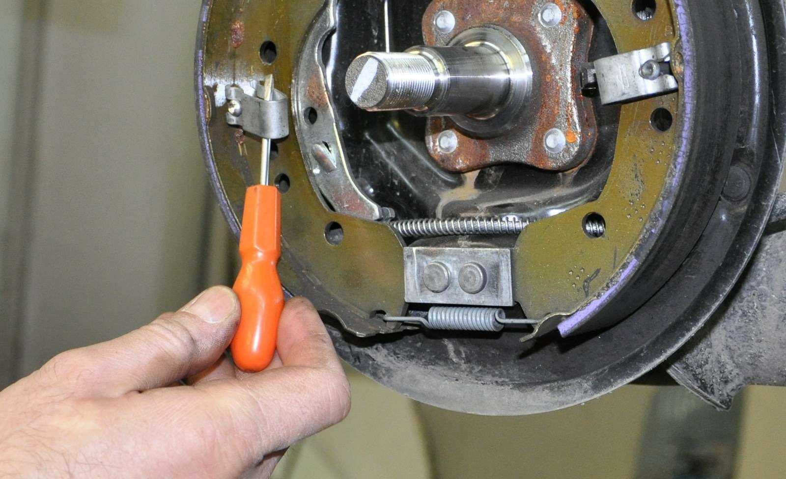 Замена задних тормозных колодок на барабанных тормозах