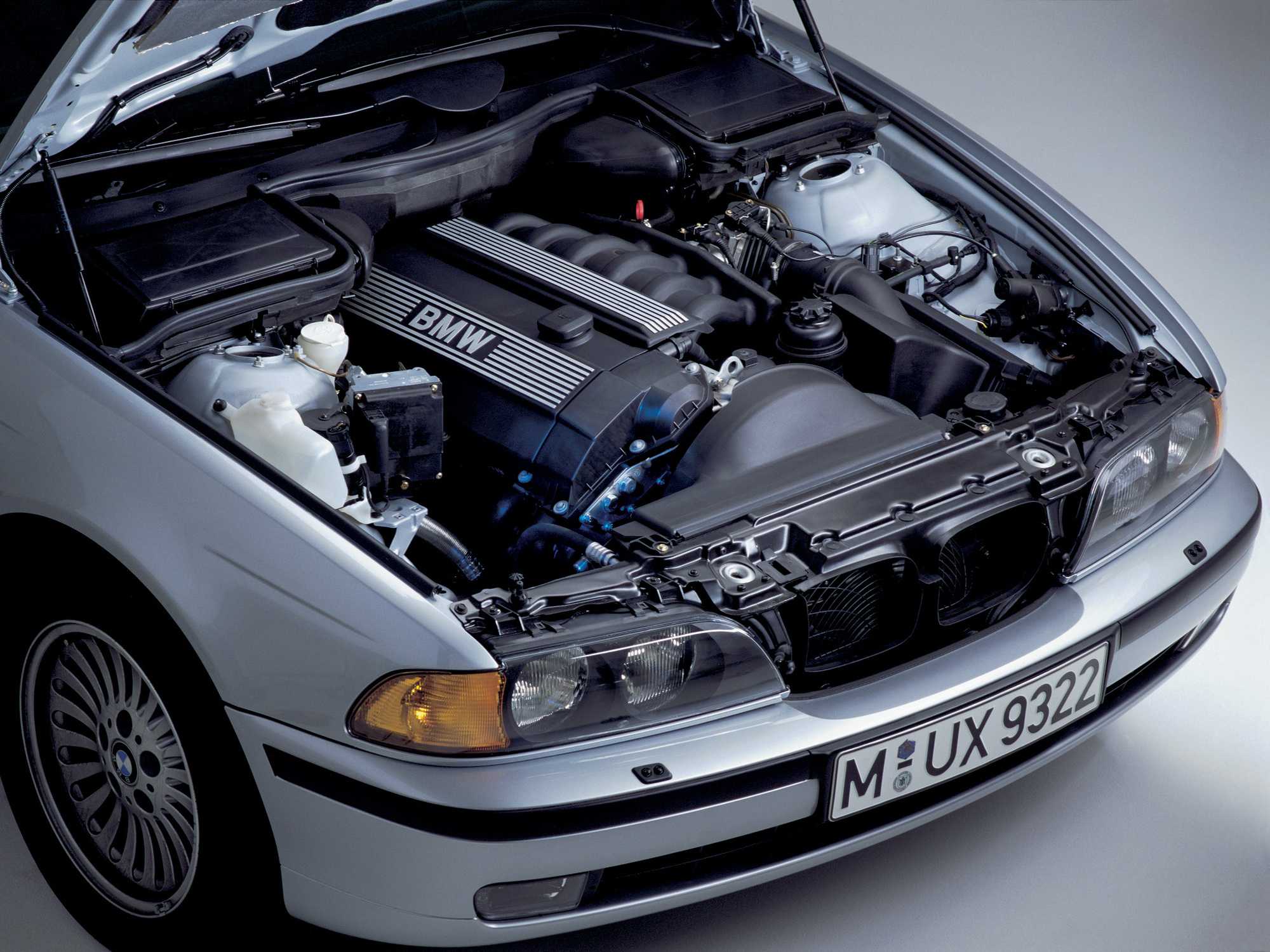 Двигатель автомобиля бмв. БМВ 523 е39. БМВ е39 4.4 мотор. E39 BMW мотор. БМВ е39 525i.