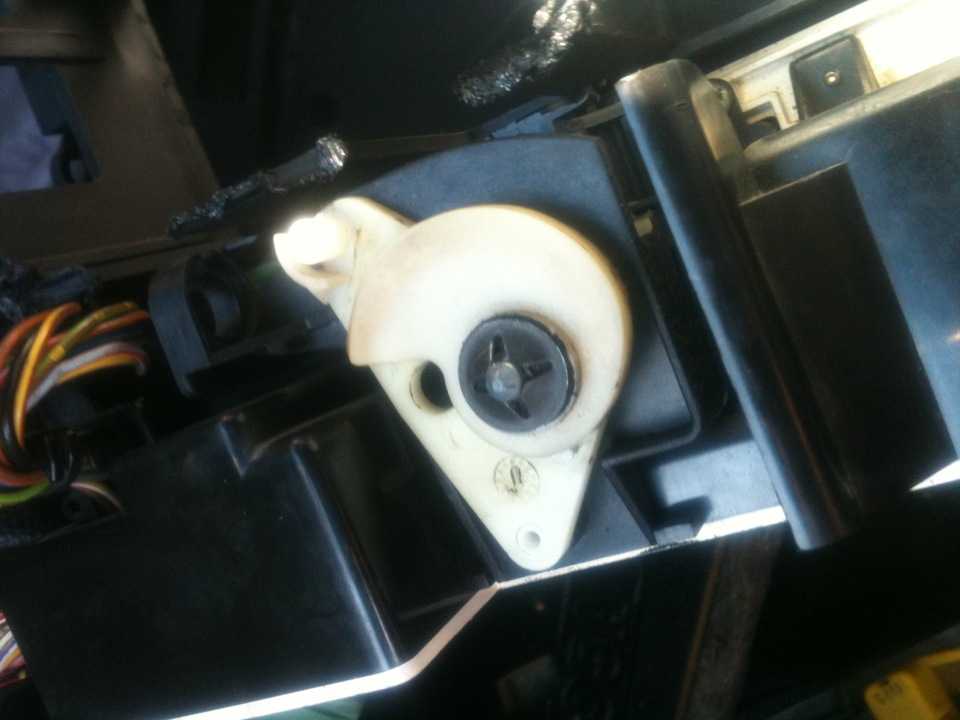 БМВ 5 Замена ламп BMW 5 E34 У нас есть все фото и схемы необходимые для ремонта Полный мануал по ремонту и обслуживанию авто