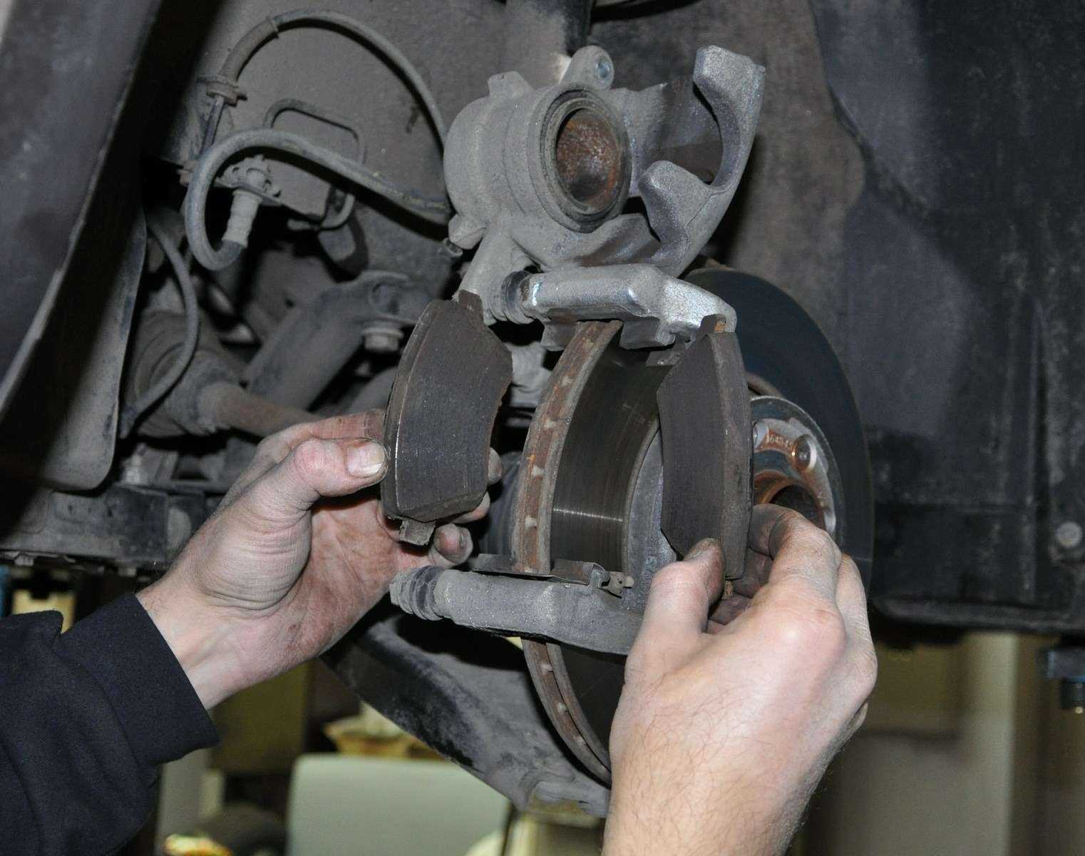 Замена задних тормозных колодок на форд фокус 2 своими руками | ford-master.ru