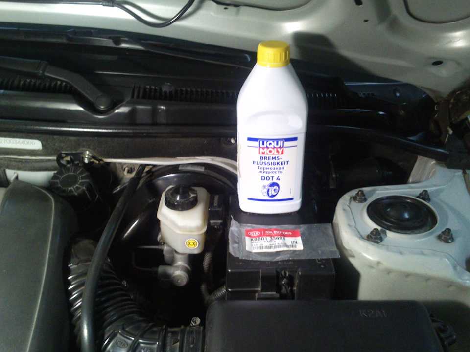 Kia Spectra : Замена тормозной жидкости У нас есть все фото и схемы необходимые для ремонта Полный мануал по ремонту и обслуживанию авто