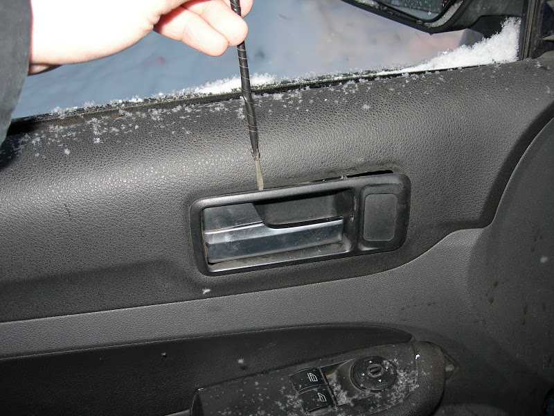 Снятие ручки передней двери форд фокус 2: процедура