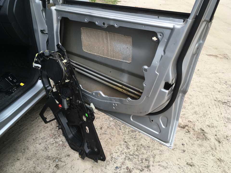 Ford Fusion : Снятие и установка обивки задней двери У нас есть все фото и схемы необходимые для ремонта Полный мануал по ремонту и обслуживанию авто