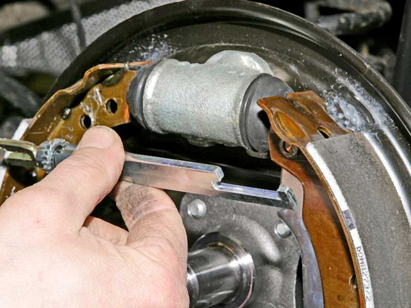 Замена тормозных колодок на передних и задних колесах